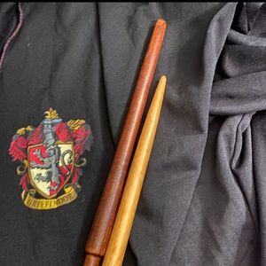 Harry Potter Gryffindor Hood Robe/Cloak + 2 Wooden Wands